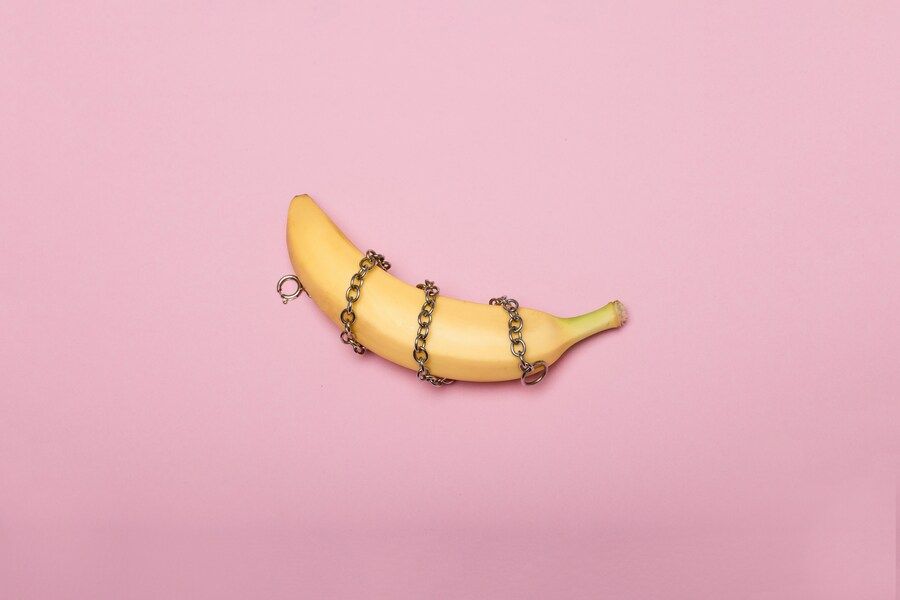 Eine Banane die mit einer Kette gefesselt ist.