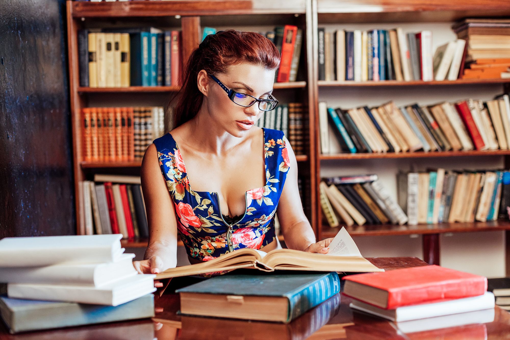 Affäre mit Kollegen - Abbildung einer Frau am Schreibtisch vor einem Bücherregal