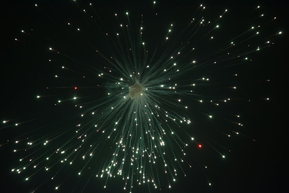 Eine Feuerwerk Explosion mit vielen Lichtpunkten