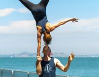 Mann und Frau in schwerer Yoga-Pose